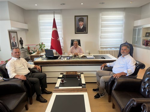İlçemiz İş adamlarından Ömer ATİK ve Ramazan ATİK İlçe Kaymakamımız Haluk ŞİMŞEK'e ziyarette bulundu.